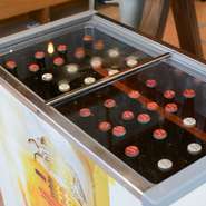 店内の冷蔵庫には瓶ビールがぎっしり詰まっています。その他、県内ではここでしか飲めない「黎明(日本酒)」や、クラフトビール、串カツ専用のビールなど、多彩なラインナップを取り揃えています。