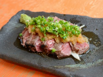 日本酒との相性抜群。ついついお酒が進む『牛タタキおろしポン酢』