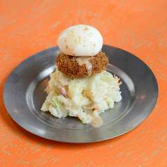 とろ～り半熟卵と絡めて食す『メンチ切るポテトサラダ』