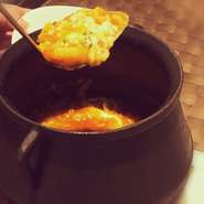 スペインでは蓋つき鍋料理をolla「オジャ」と呼び、「おじや」の語源にもなりました。当店では魚介ダシをゆっくりと煮立てお米にエキスを染み込ませました。滋味深い魚介の旨みとお米の甘みを味わって下さい。