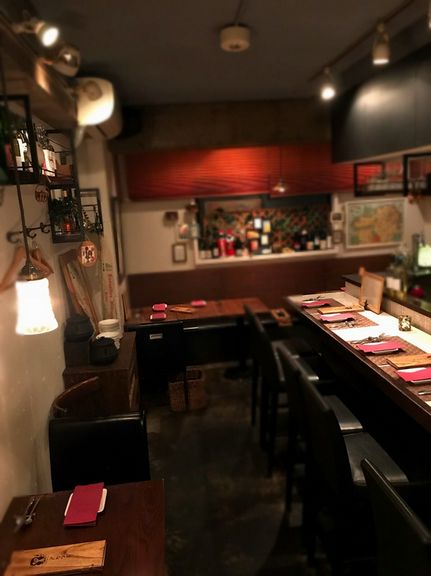 カウンター6席、テーブル3席