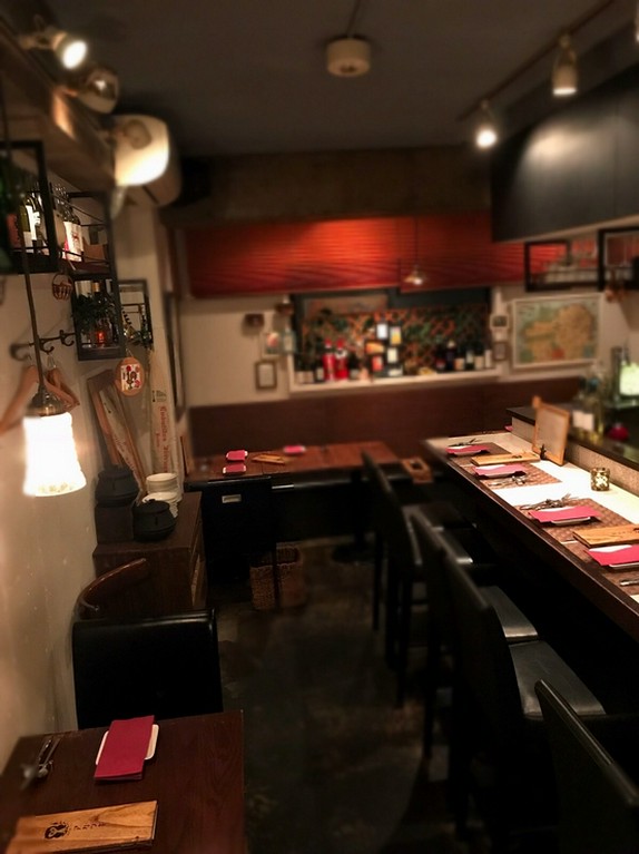 カウンター6席、テーブル3席