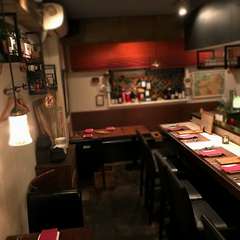 カウンター6席、テーブル3席