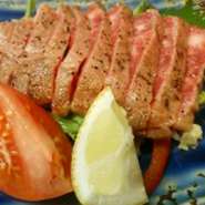 A5ランクの牛を使用し、100g1,500円（税抜）～ご提供しております。レモンを搾って、わさびと塩でお召し上がり下さい。その他、激レアロースカツや黒毛和牛ロース贅沢丼などもございます。