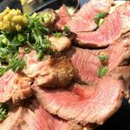 『ワンポンドステーキ』に使用するのはアメリカ産の上質な「肩ロース」。肉と脂のバランスが絶妙で、口いっぱいに肉の旨みが広がります。また、焼肉には上質な宮崎牛なども入荷。その時々の上質な肉を堪能できます。