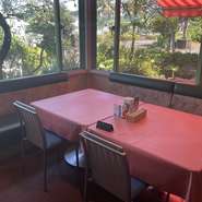 壁側にベンチソファー御座います。赤ちゃん小さいお子様がいるご家族に人気です。