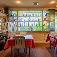 本格ピッツァに合わせて、ソムリエ協力のもと季節ごとにピックアップしたワインや、フレッシュフルーツを使った食後のデザートも用意。初めてでもリラックスできる雰囲気のため、気兼ねないデートにもオススメです。