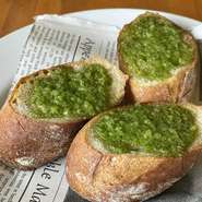 フランス料理修行中に学んだ思い出の料理。（ベルギーエシャロット、青森にんにく、グラス・ド・ビアン、レモン、パセリ）ボンデリスの美味しいバケットを使用しております。