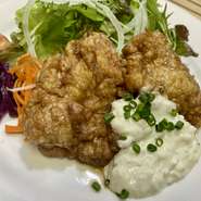 国産の臭みのない桜姫鶏のモモ肉を使用しております。