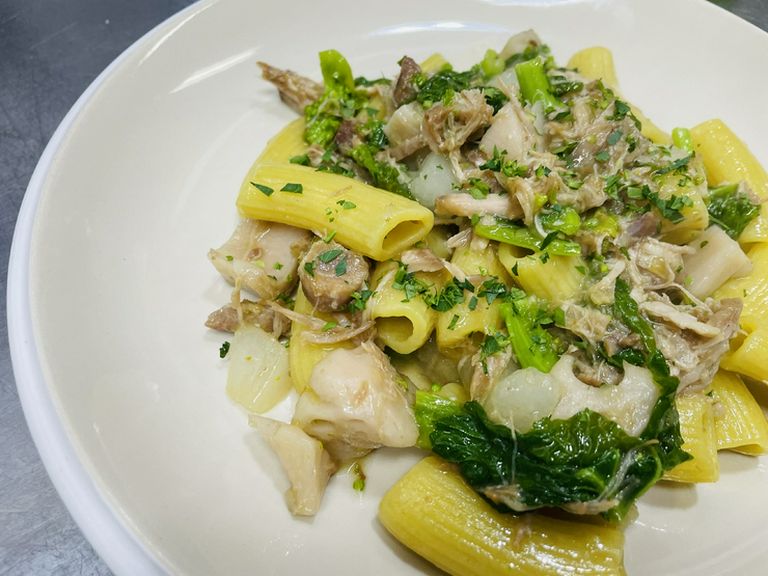 生パスタ リガトーニ使用 綾ぶどう豚の煮込みソース宮崎県産レンコン、大根、菜の花