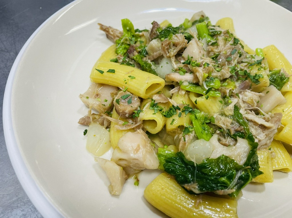 生パスタ　リガトーニ使用　綾ぶどう豚の煮込みソース宮崎県産レンコン、大根、菜の花