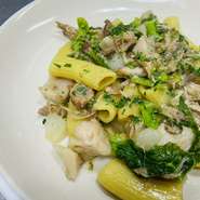 『期間限定』トロっと煮込んだぶどう豚とホクホクの根野菜と春野菜、菜の花の塩味とパルメザンチーズの風味をまとったショートパスタ