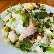 オリジナルのにんにくマヨネーズドレッシングを２週間冷蔵庫で寝かせニンニク特有の辛味を甘みと丸みに変化させ仕上げております。是非ご賞味下さい。