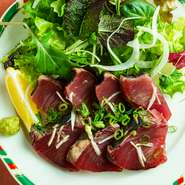 素材の魅力を損なうことなく届けてくれる「津本式　究極の血抜き」を施した鯛を熟成し昆布とハーブで昆布締めをし使用。魚臭さなんて全くありません。ワインのお供にもピッタリなひと品です。