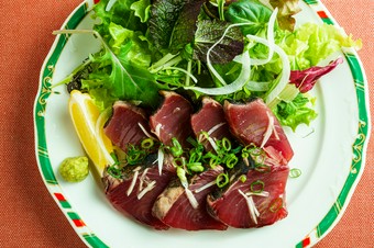 素材の魅力をそのまま届ける『カツオのカルパッチョ』