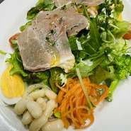 宮﨑葉野菜と季節により変化する付け合わせ２種（人参ラペ、白インゲン豆（カンネリーニとツナのマリネ）