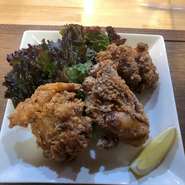 コスパ最強！三個入りの唐揚げはBIGサイズとなっています。食感も楽しめ酒に合うジューシーな味付けにしています。直滑亭のイチオシメニューをどうぞ。