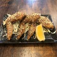 甘辛いタレに長時間漬け、胡椒でピリッとした味付けに。肉好きには堪らない逸品となっています。カープ応援のオトモにどうぞ。