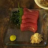 その日の仕入れによって種類が変わる刺身盛り。定番の鮪やサーモンなどをご準備。ご予約の際に、お客様よりリクエストがあれば可能な限り対応させて頂きます。