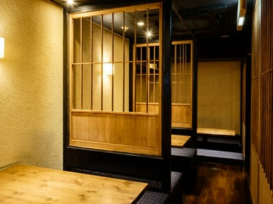 落ち着いたテーブル席