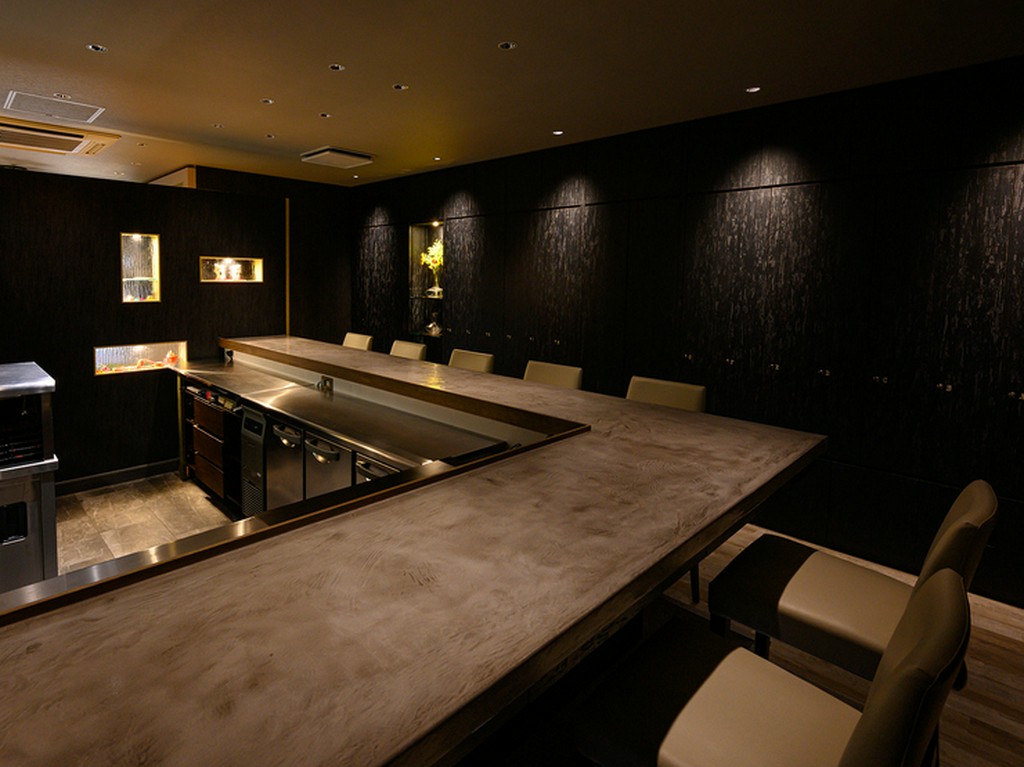 シェフとのおしゃべりが楽しい、オープンキッチンのカウンター