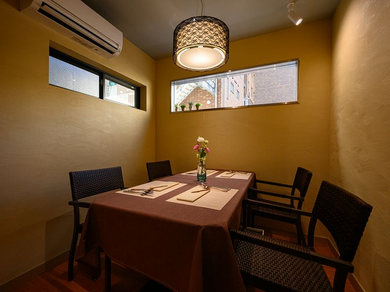 会食やティータイムに使いたい、落ち着いた完全個室
