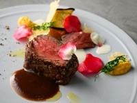 赤ワインソースが決め手『＜肉＞国産牛フィレ　炭火　赤ワインソースとレフォールソース』