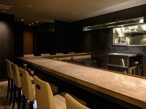 シェフとの距離が近いカウンター席