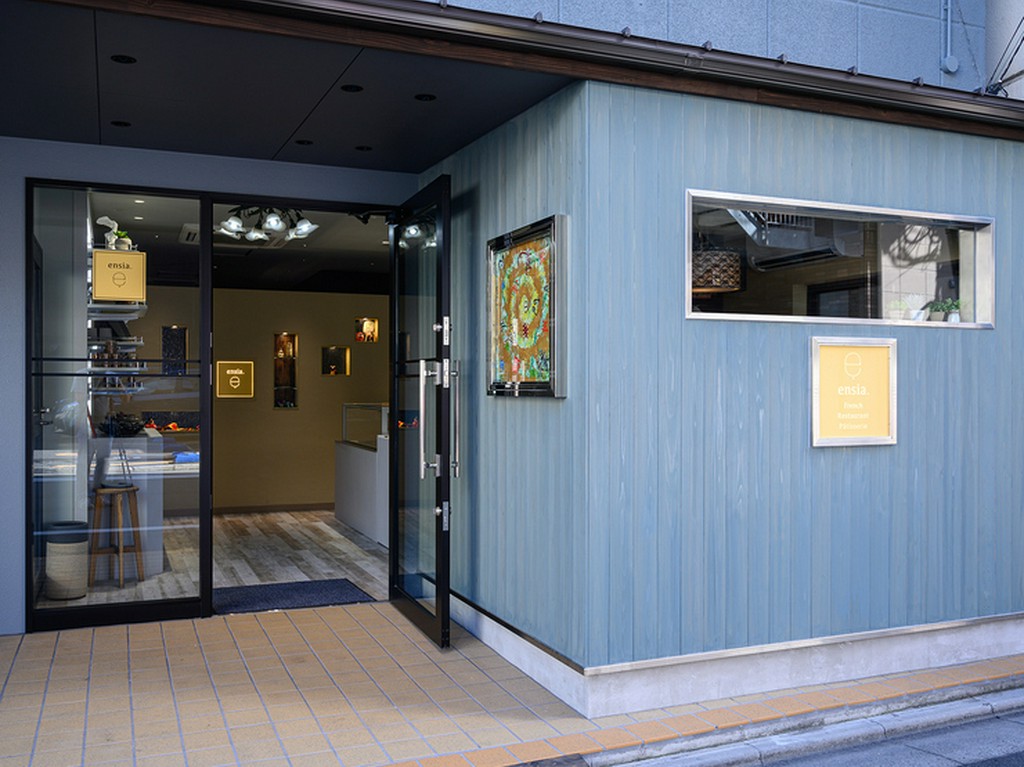 浅草駅から徒歩7分。やさしいブルーの外観