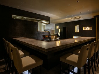 スタッフとの会話も楽しめる、カウンター席メインのダイニング