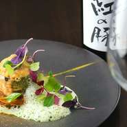 円山の人気フレンチ【SIO】のシェフを2019年から務め、2021年にオーナーシェフとなった土黒氏が、驚きと深みのある季節のフレンチを披露。食材は前オーナーの佐藤氏が営む農園【アグリスケープ】のものが中心。