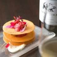 シェフが試飲会に足を運び、自らの料理に合うワインを丁寧にセレクト。ボルドー、ブルゴーニュ、南仏などフランス産を中心に多彩な味わいが揃います。銘柄が随時入れ替わるので、新しい味との出合いも楽しみ！