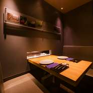 デート、接待や会食、女子会などに向くプライベート空間を用意。個室は2～3名様向け、半個室は最大10名様までの柔軟な利用が可能。どちらも室料はなし。人気の空間なので、早めの予約がおすすめです。
