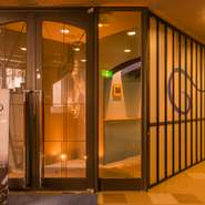 記念日の利用時には、デザートにお祝いメッセージを入れるサービスを提供（無料）。また、特製デザートプレート（コース料金に＋550円）の用意も承っています。どちらも、詳しくは電話で問い合わせを。