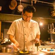 料理人として歩むなかで得た生産者・同業者・お客様との“縁”を大事にし、料理の提供を通して、食を心から楽しめる時間と空間づくりに努めています。自然体でくつろげる雰囲気なので、ぜひ気軽にどうぞ！