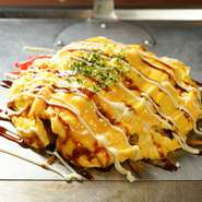 鉄板の上にソースの香りが広がりそこにとろりとしたふんわり濃厚卵の旨味を閉じ込めた逸品。