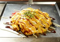 鉄板の上にソースの香りが広がりそこにとろりとしたふんわり濃厚卵の旨味を閉じ込めた逸品。