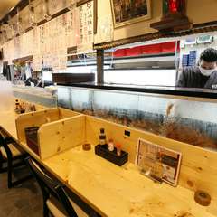 お一人さま向け。厨房で調理している様子が見えるカウンター席