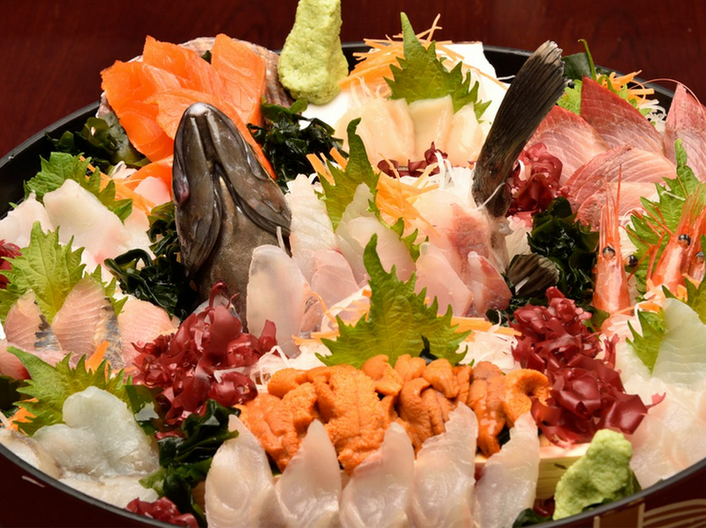 漁港直送の魚は鮮度が違う。水槽で泳いでいる魚を店内で活け締め