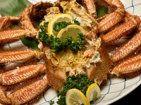 北海道産の毛蟹を豪快に一杯まるごと味わえる一皿です。時期によって禁漁の時期がある毛蟹。釧路・登別・紋別・稚内などの旬の時期の毛蟹は、おいしさも格別です。お酒が進む逸品。
