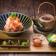 「フジヤマ海鮮丼 極(きわみ)」は、ネギトロ・本マグロ・サーモン・カンパチ・エビ・玉子を使用した豪華なネタの上にウニ・いくらまで乗った、見た目も美しい海鮮丼です。