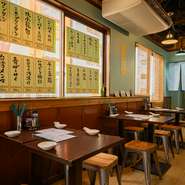 窓一面がメニュー札で埋め尽くされている店内は、BGMに台湾の懐メロが流れる異国情緒あふれる雰囲気。清潔感があり、木目を活かした空間で、くつろいだ時間を過ごすことができます。