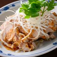 中国四川地方の料理で、柔らかい蒸し鶏をピリ辛のタレで食べる冷菜です。藤椒（タンジャオ）を使用し、フレッシュな香りだちも魅力。本場の味を堪能できます。