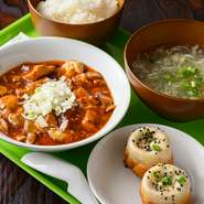 人気のランチメニューである『ドラゴン定食』は、麻婆豆腐と焼小籠包がセットなったお得な一品。麻婆豆腐とご飯のおかわりが何回でもOKなので、お腹ペコペコの学生や社会人におすすめです。