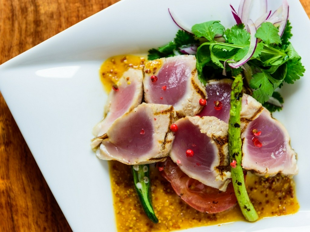 宮古島産マグロのレアグリル ラタトゥイユ添え