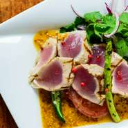 外側をしっかりとグリルすることにより
マグロの旨味をギュッと閉じ込めます。
白ワサビを使用した軽いソースがアクセント