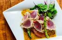 外側をしっかりとグリルすることにより
マグロの旨味をギュッと閉じ込めます。
白ワサビを使用した軽いソースがアクセント