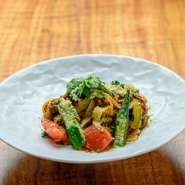 平たいパスタ麺タリアテッレと濃厚なラグーソースが
しっかり絡み合います。