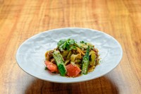 平たいパスタ麺タリアテッレと濃厚なラグーソースが
しっかり絡み合います。