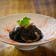 濃厚なイカ墨ソースと唐辛子の絶妙なコンビネーション
女性に大人気‼